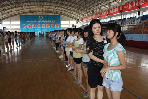 2011中国•四川国际峨眉武术节的志愿者在此举行礼仪培训