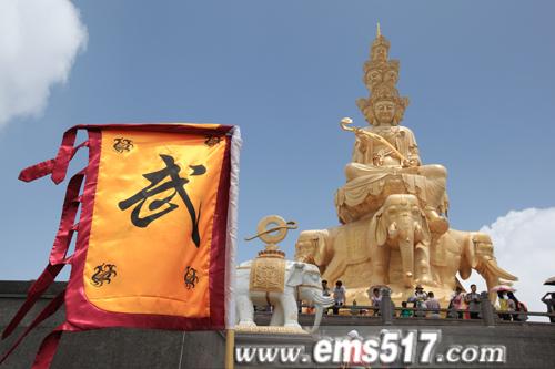 8月14日，作为2011年第三届中国•四川国际峨眉武术节重头戏之“金顶论剑”活动，在海拔3079米的峨眉山金顶开打