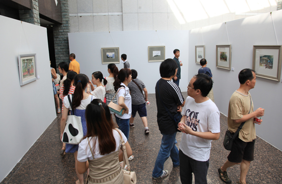  峨眉山博物馆首届中国当代名家水彩画展吸引众多游客市民前来观赏。