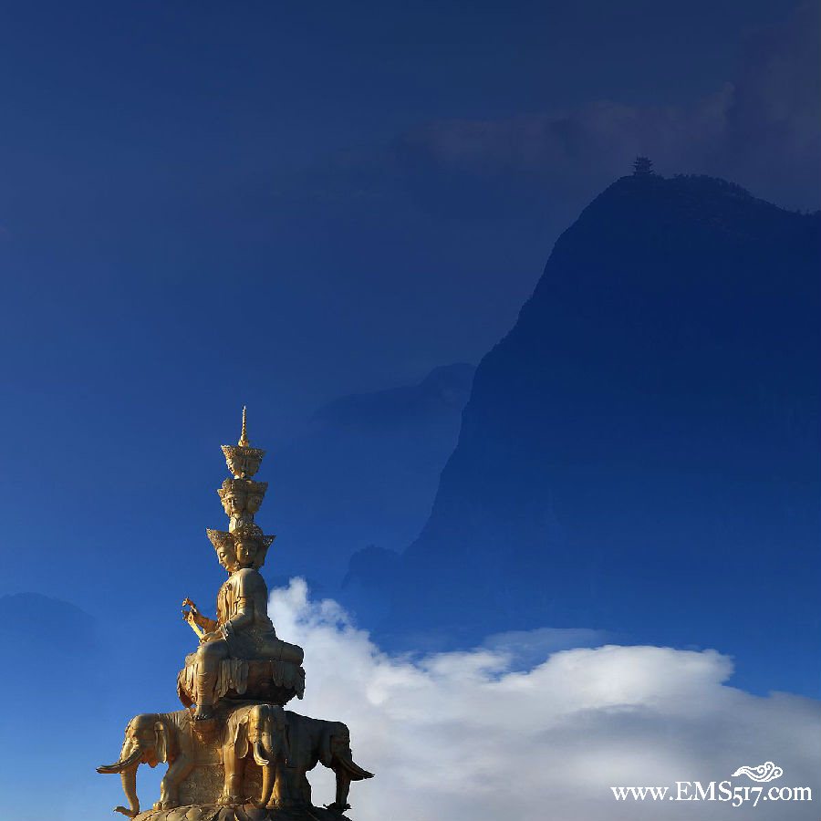 峨眉山金顶金佛是一座四面十方普贤金像,也是普贤菩萨的第一