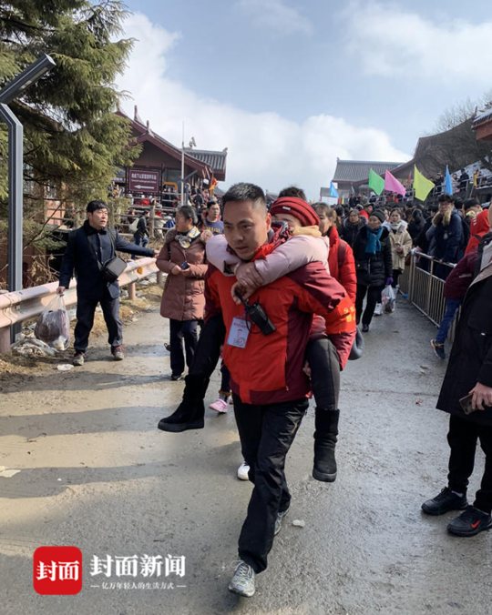 游客金顶晕倒发着高烧的工作人员背起她就跑 峨眉山旅游网