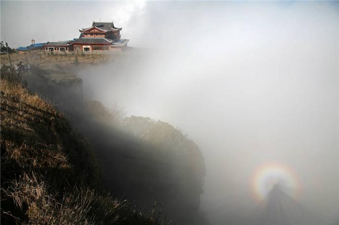 峨眉山金顶的佛光极为神奇,有幸看到了佛光的游客并不多