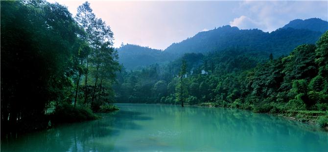 清音平湖,水很清凉~!而且温度很低哦!-峨眉山景点